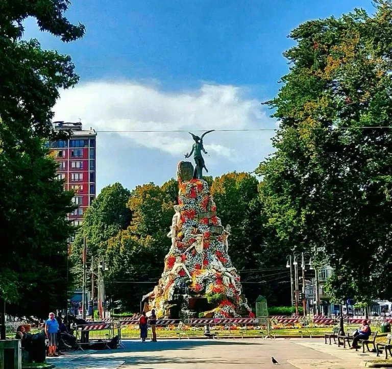 Statua del Frejua in piazza Statuto piena di 15 mila margherite