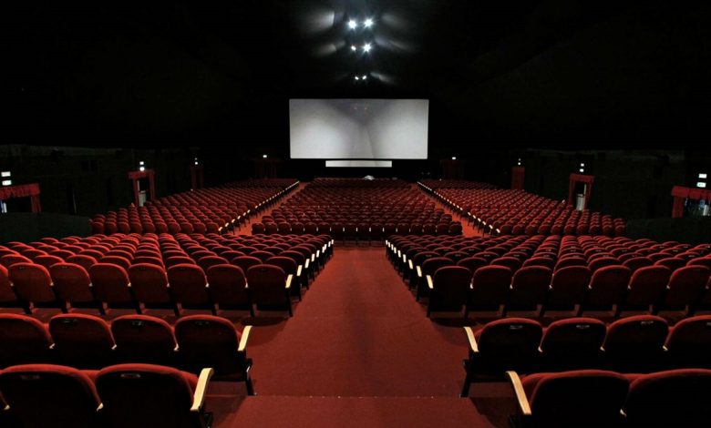 sedili in tessuto rossi di una sala del cinema vuota