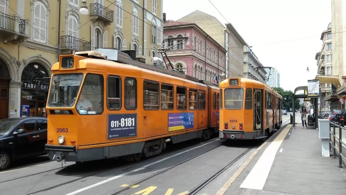 2 tram si incrociano in transito a Torino