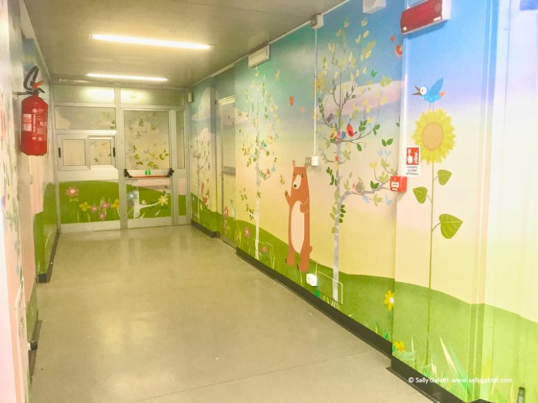 Corridoio colorato per i bambini dell'ospedale Regina Margherita di Torino