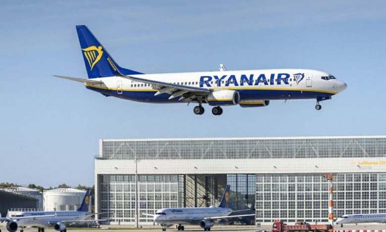 Aereo Ryanair in atterraggio all'aeroporto di Caselle Torino