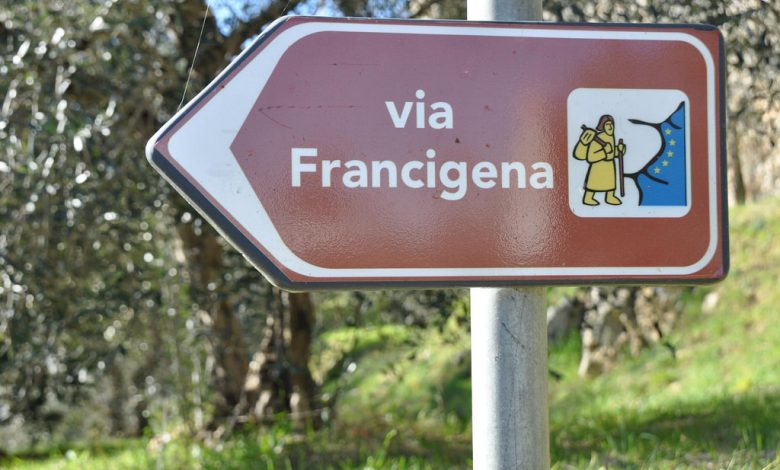Cartello stradale marrone che indica la via Francigena