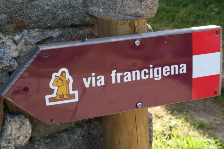 Freccia che indica il percorso della via Frangicena