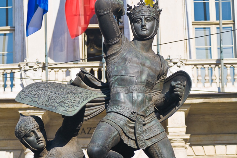 Statua di Amedeo VI di Savoia davanti a Palazzo Civico a Torino
