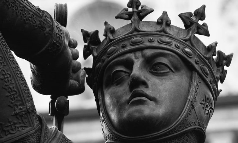 Primo piano del viso della statua Amedeo VI di Savoia a Torino