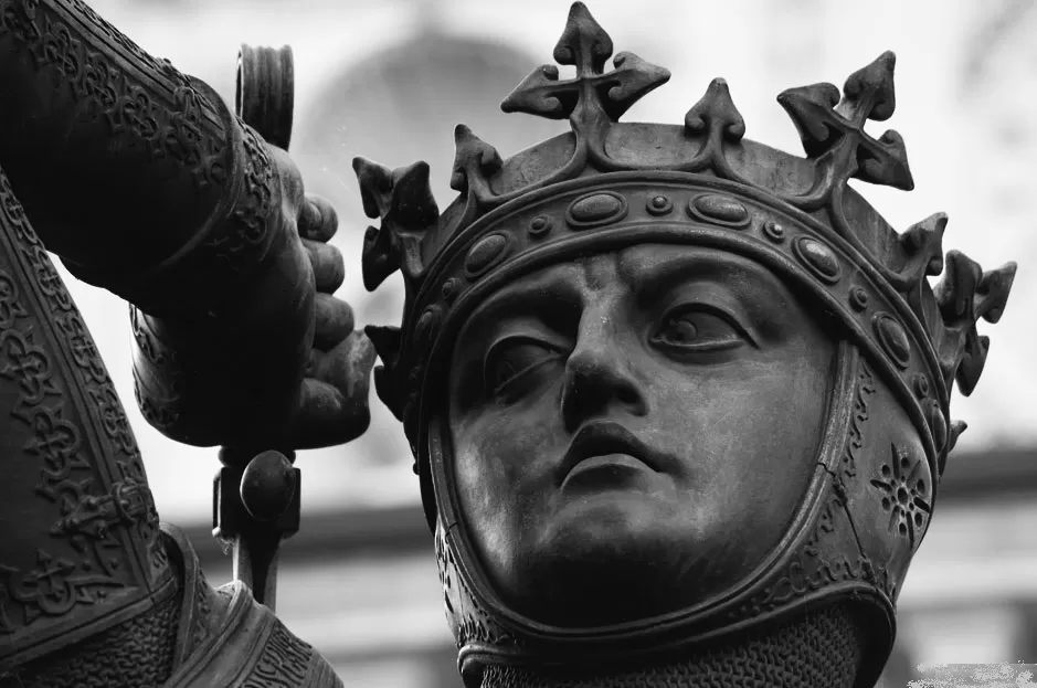 Primo piano del viso della statua Amedeo VI di Savoia a Torino