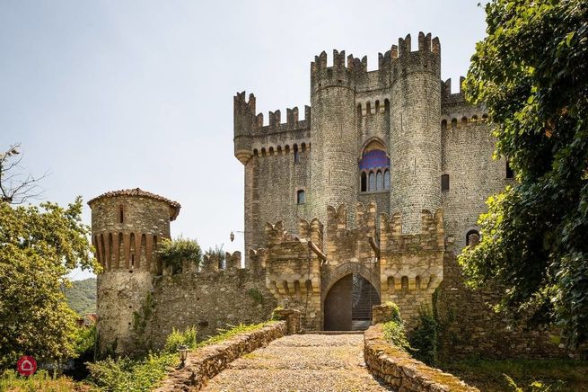 Saluzzo, il castello dei Marchesi di Saluzzo in vendita su Casa.it