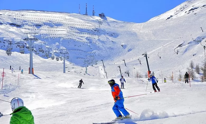 sciatori su pista da sci