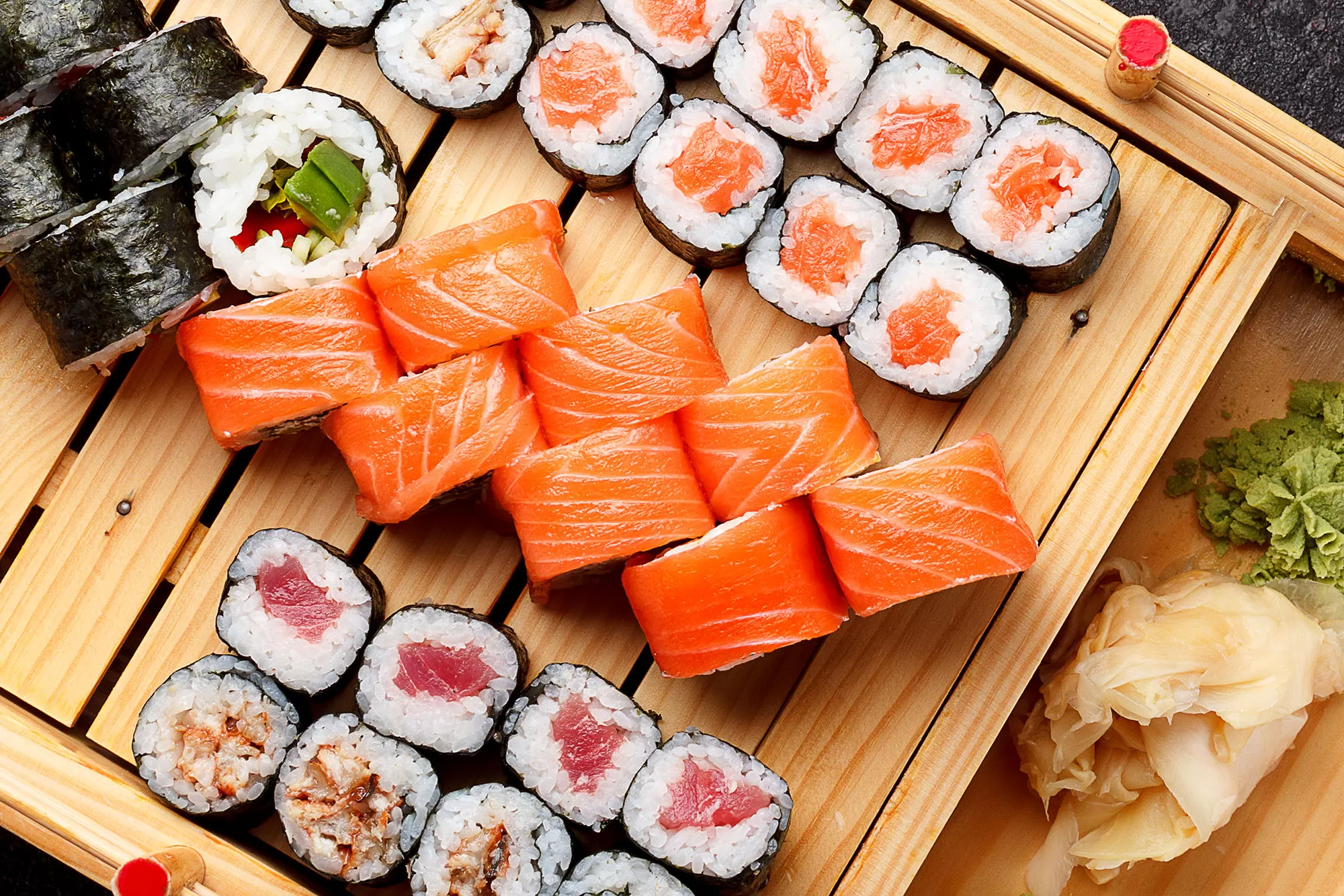 Piatto di sushi e sashimi