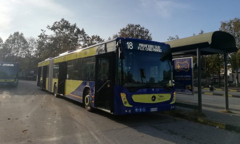 Trasporti, GTT annuncia i nuovi orari dei bus con QR Code: le proteste degli anziani