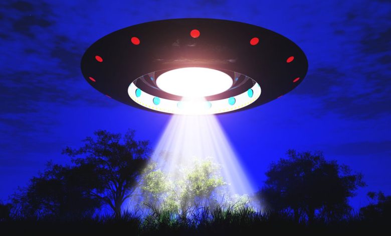 Disco Ufo volante luminoso di notte