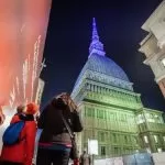 Torino, la mole Antonelliana si illumina coi colori dell’Ucraina