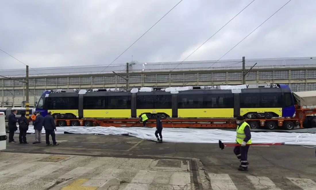 Torino, arrivato da Napoli il primo dei 70 nuovi tram della Hitachi Rail