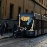 Torino, tram bloccato in Via Rossini: i passeggeri scendono per spingerlo