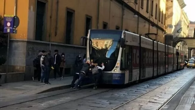 Torino, tram bloccato in Via Rossini: i passeggeri scendono per spingerlo