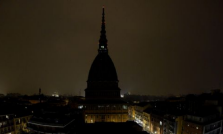 Torino, Mole Antonelliana al buio per l’emergenza energetica