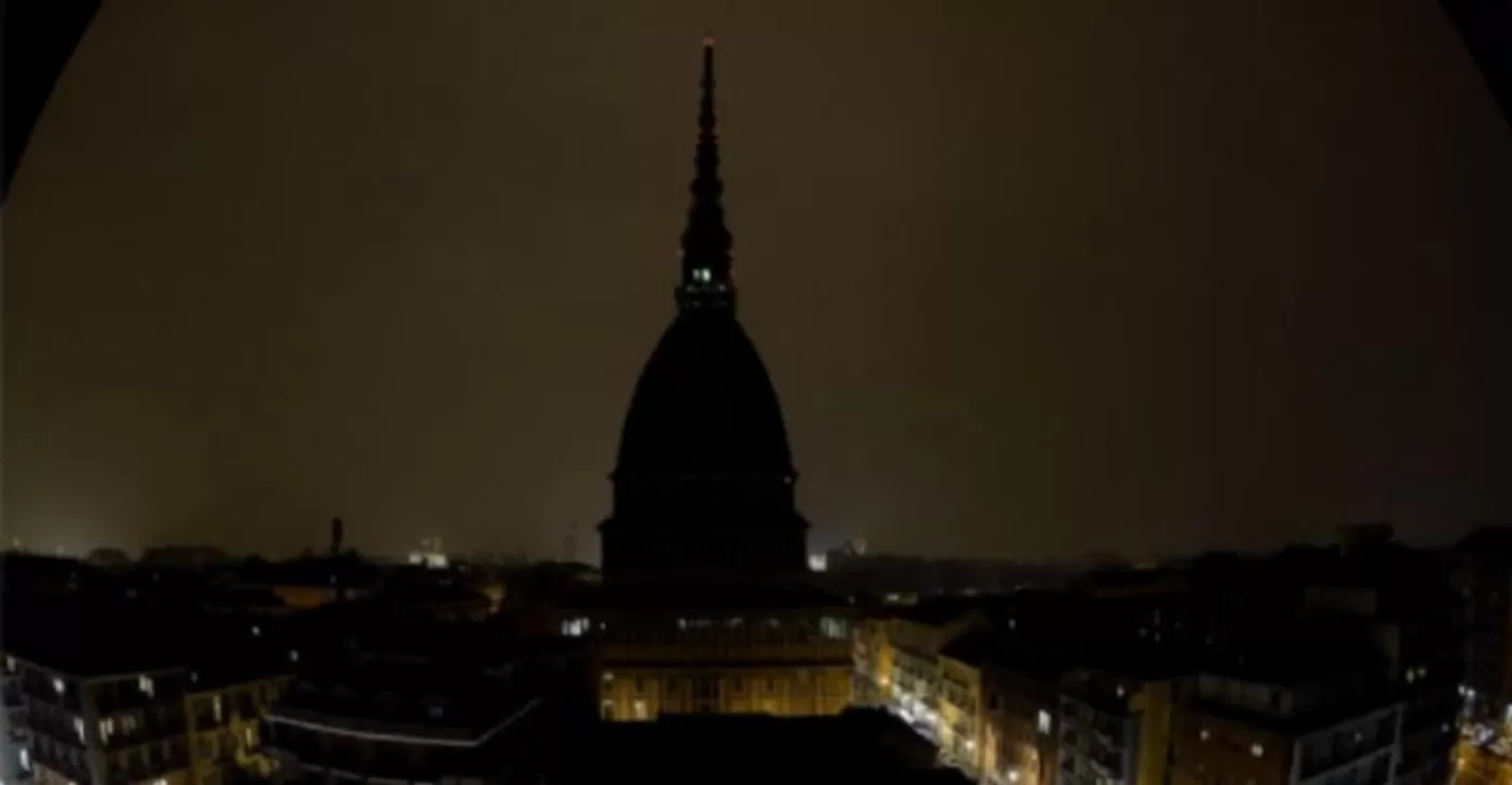 Torino, Mole Antonelliana al buio per l’emergenza energetica