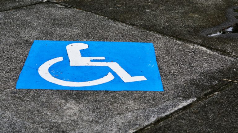 Torino, 8 permessi ritirati e 50 multe per i furbi del tagliando disabili