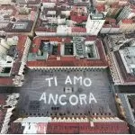 Torino, le reazioni alla maxi-scritta “ti amo ancora” in piazza San Carlo