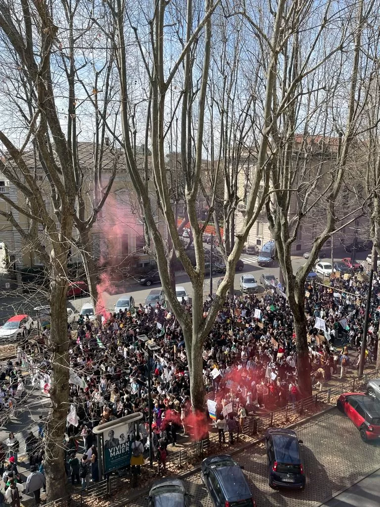 Torino, i giovani di Friday for Future manifestano con uno sciopero climatico