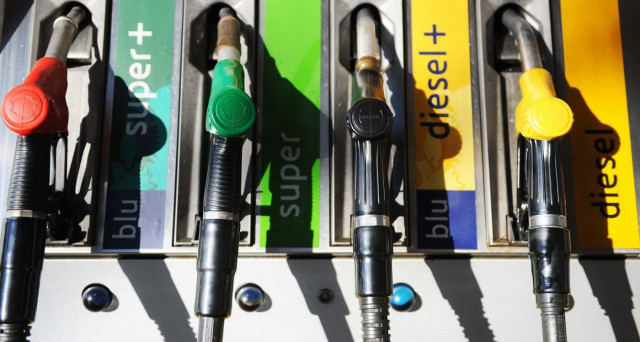 Economia, il prezzo della benzina torna a 2€: vanificati i tagli del governo