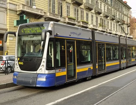 Torino, il tram 4 è pieno di furbetti: multe a un passeggero su sei