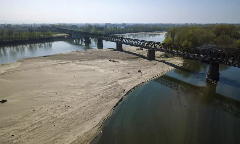 Argine fiume Po senza acqua