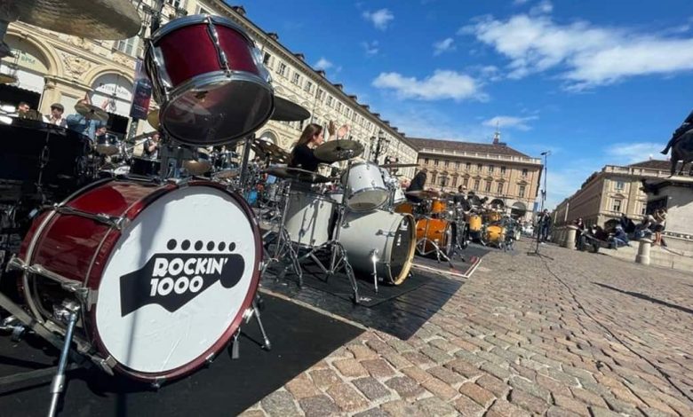 Torino, i Rockin' 1000 si sono esibiti in piazza San Carlo per presentare l'Eurovision