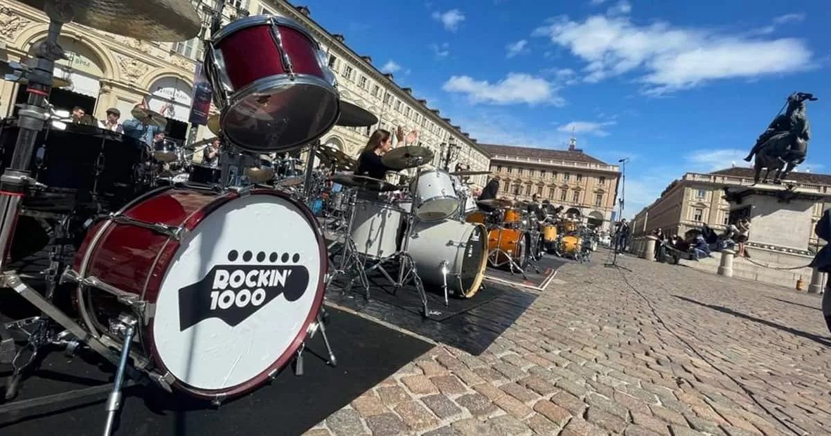 Torino, i Rockin' 1000 si sono esibiti in piazza San Carlo per presentare l'Eurovision