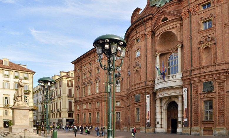 Piazza Carignano Torino col sole