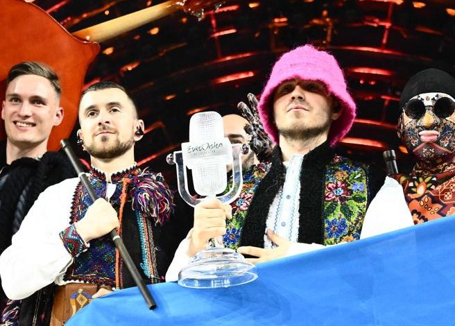 Eurovision, i Kalush vendono il trofeo dell'Eurovision per comprare droni
