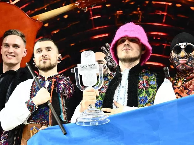 Eurovision, i Kalush vendono il trofeo dell'Eurovision per comprare droni