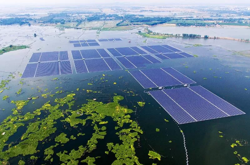 pannelli fotovoltaici su un fiume