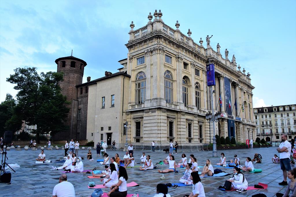  Yoga in piazza Castello