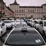 Sciopero dei taxi a Torino: la protesta dei tassisti contro Uber e il Decreto concorrenza