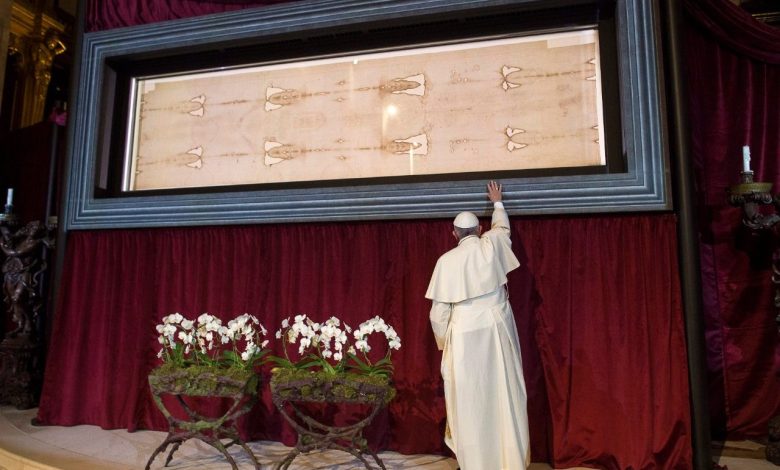 Papa Francesco tocca la Sacra Sindone