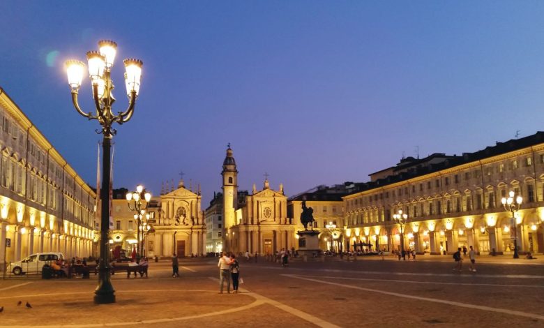 piazza San Carlo all'imbrunire con lampioni accesi