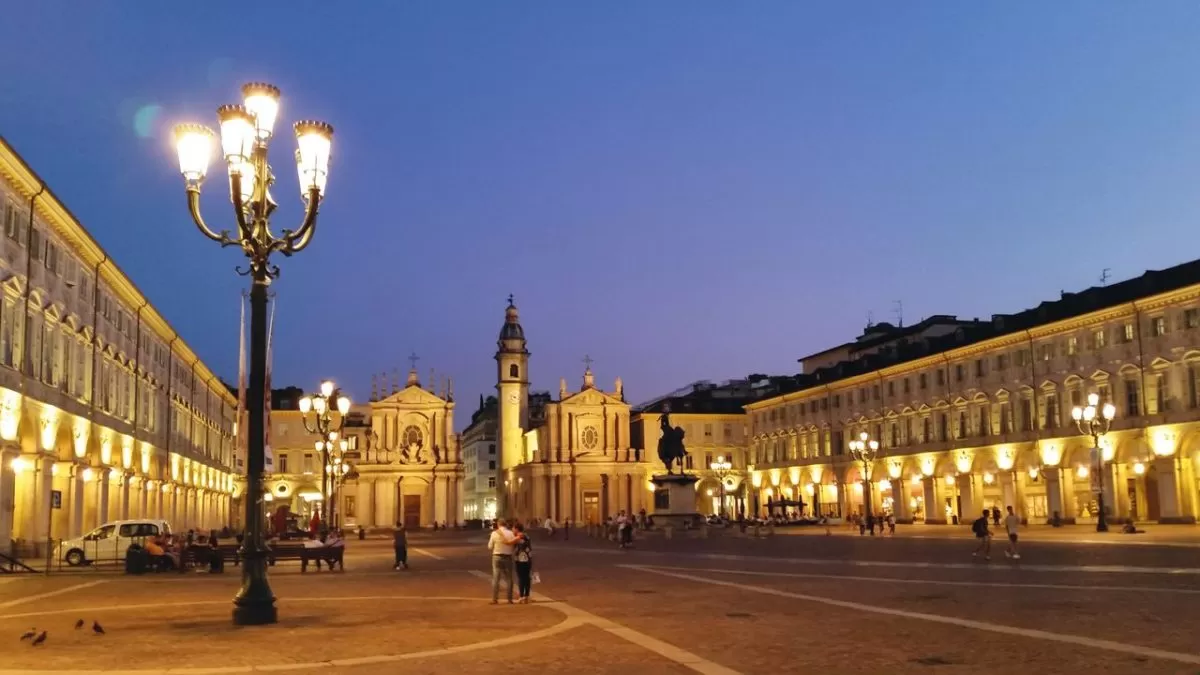 piazza San Carlo all'imbrunire con lampioni accesi