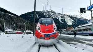 Frecciarossa in arrivo alla stazione di Bardonecchia, circondato dalla neve e dalle montagne della Val di Susa