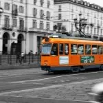 Torino dice addio agli storici tram arancioni