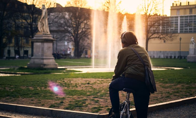 uomo in bicicletta davanti a una fontana a Torino
