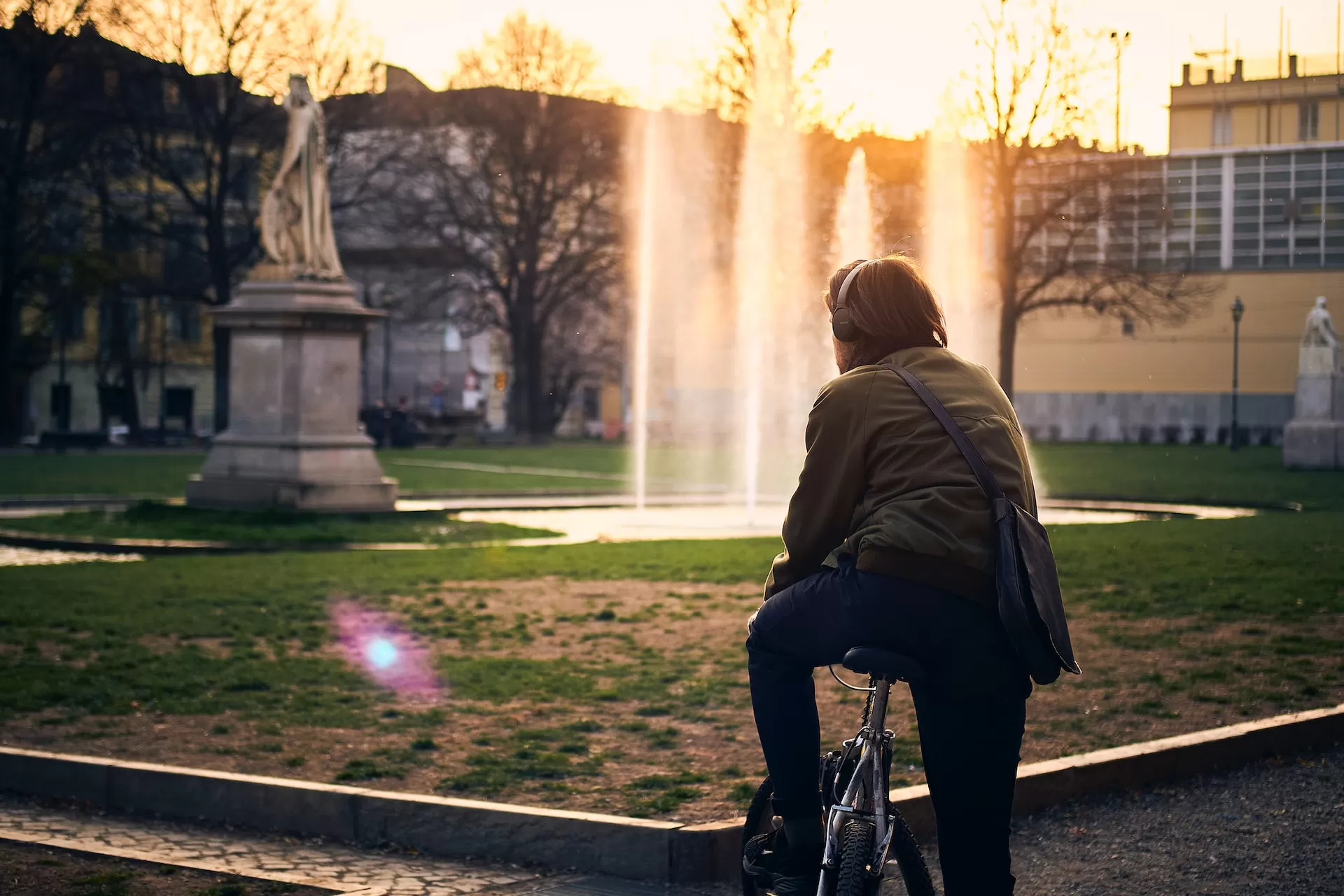 uomo in bicicletta davanti a una fontana a Torino