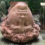 “The Big Testone”: la testa rovesciata del David di Michelangelo nel cuore di Torino