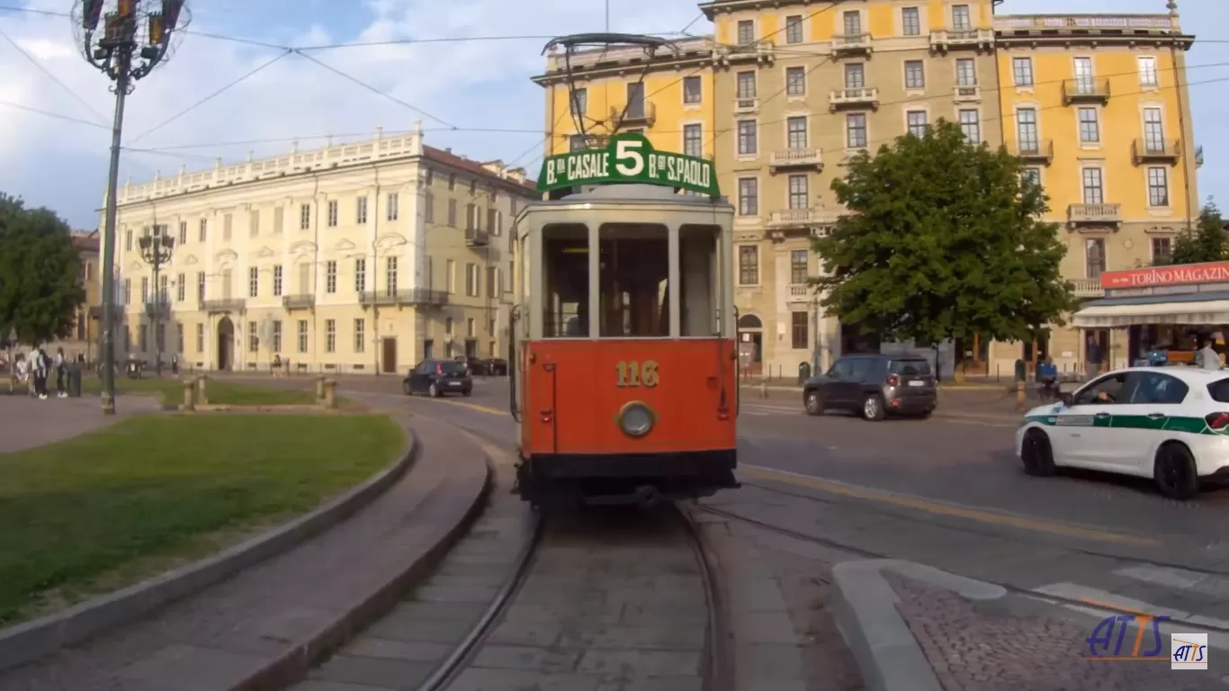 tram storico in piazza carlina torino