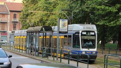 Photo of Torino: uomo blocca un tram perché non può salirci con la carrozzina