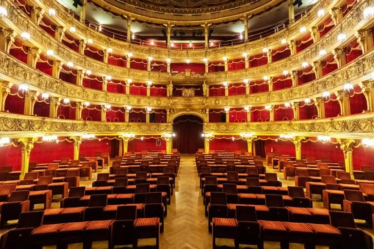 Interno teatro platea illuminata sala