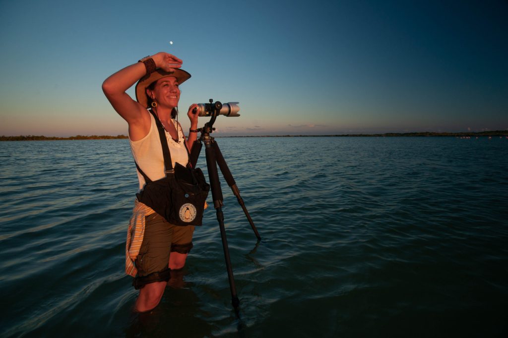 donna con gambe in acqua - macchina fotografica 