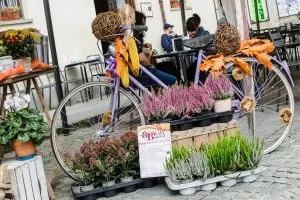 Bicicletta adornata di tanti fiori