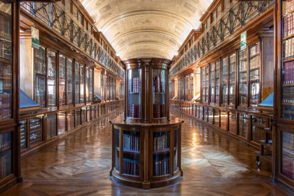 interno biblioteca reale