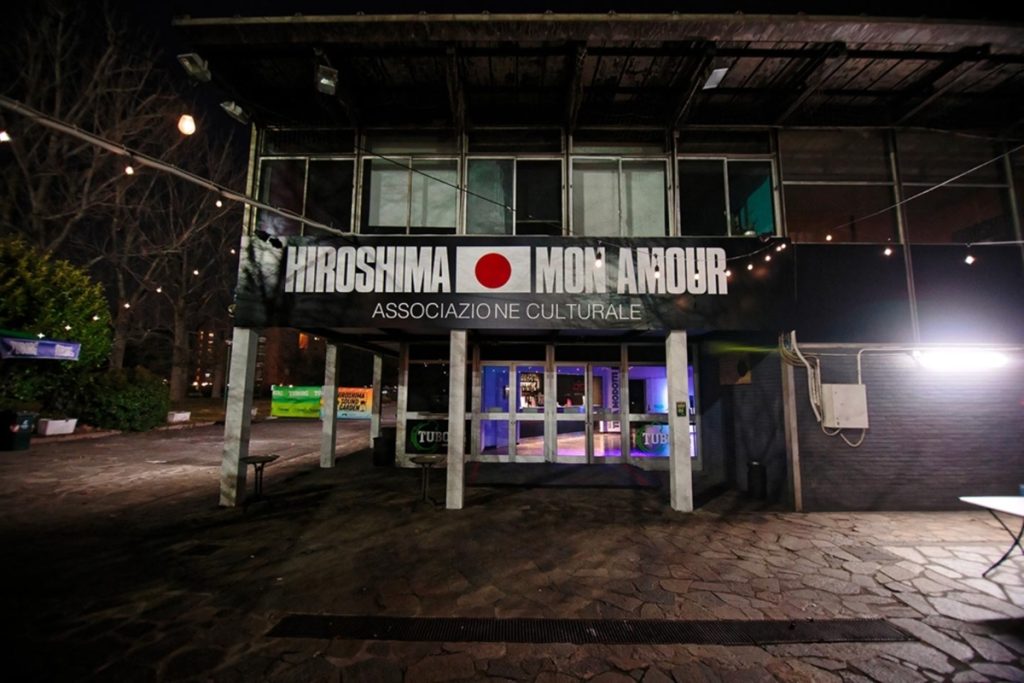 entrata Hiroshima Mon Amour di sera